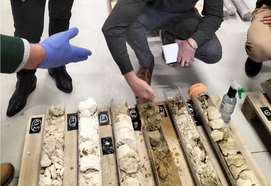 Scientifiques étudiant des échantillons de terre polluée