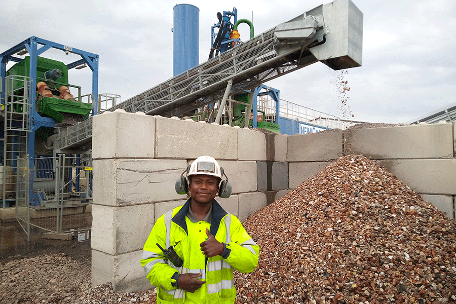 Collaborateur d'Elément Terre devant la machine de lavage mobile en pleine action